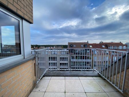 GEMEUBELD - Duplex appartement met 3 volwaardige slaapkamers en twee ruime zongerichte terrassen met open zichten, gelegen aan de zonnekant van de Lippenslaan. - Foto 2