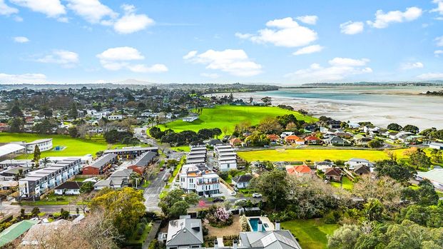 Riverside Retreat: 3BR Townhouse with views - Photo 1