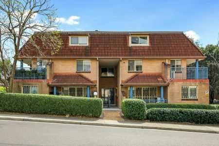 Furnished - Beautifully Renovated Split Level 2 Bedroom Apartment! - Photo 2