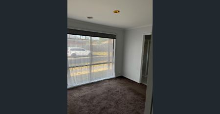 SPACIOUS 3 BEDROOM HOME IN A CENTRAL LOCATION IN NARRE WARREN SOUTH! - Photo 3