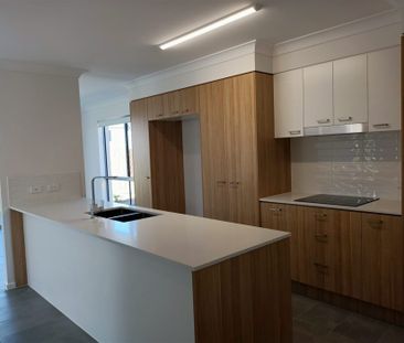 Stylish Family Home in a Peaceful Cul-de-Sac! - Photo 3