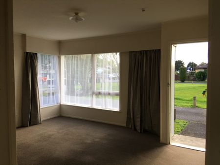 Tidy unit in block of three - Photo 3