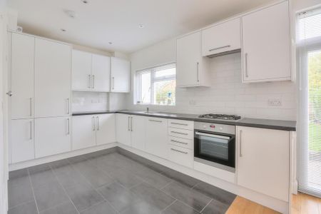 3 bedroom semi-detached house to rent - Photo 4