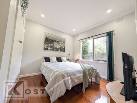 Blackburn South - Photo 2