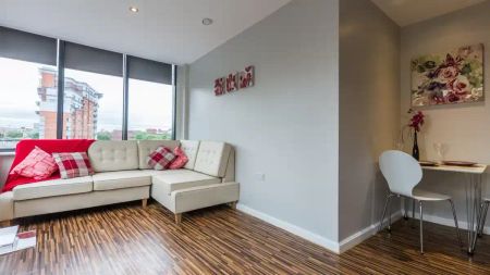 Large 2-bedroom Apartment - Photo 2