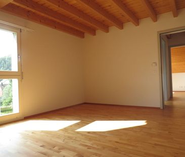 Modern 4.5-Zimmer-Maisonette-Wohnung in idyllischer Lage - Photo 3