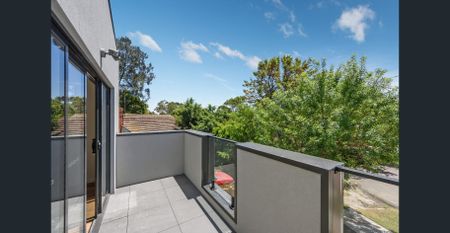 Modern Comfort in a Quiet Court Setting - Photo 2