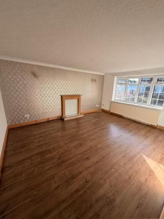 3 bedroom Semi-detached house To Let - Photo 2