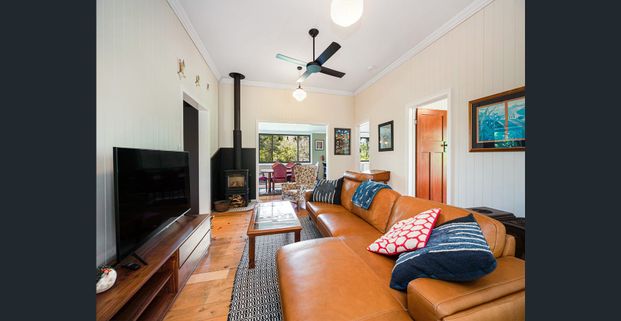 STYLISH HOME JUST MINUTES TO MALENY - Photo 1