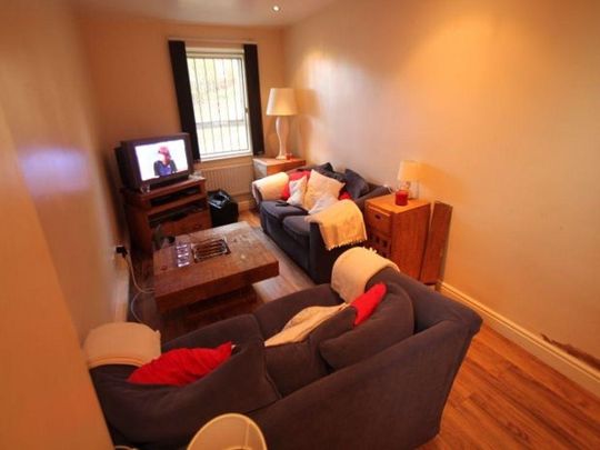 4 bedroom flat to rent - Photo 1