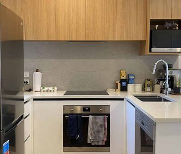 Sunny End Townhouse | 2 Bed | Unbeatable commute - Photo 5