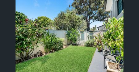 Spacious split level townhouse in central location - Photo 2