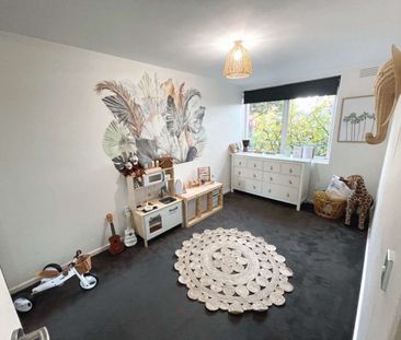 SPACIOUS AND BRIGHT TWO BEDROOM APARTMENT - Photo 4