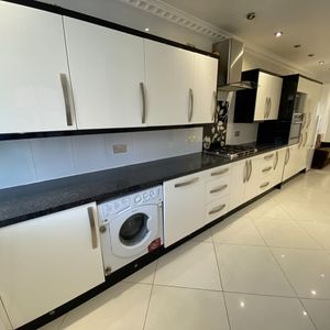 1 Bed Flat, Fleetwood Road, NW10 - Photo 2