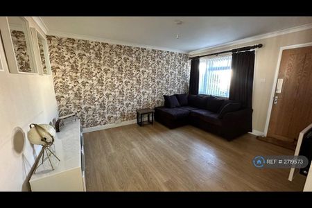 4 bedroom semi-detached house to rent - Photo 4