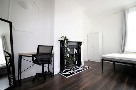 5 bedroom semi-detached house to rent - Photo 4