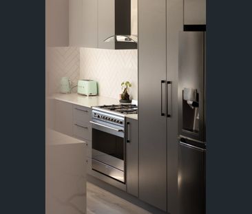 Charming Family Home with Swimming Pool in Convenient Locale - Photo 2