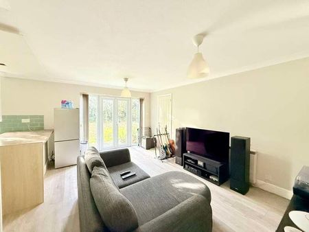 Ford Court, Beaulieu Road, SO45 - Photo 3