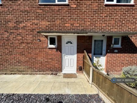 4 bedroom semi-detached house to rent - Photo 4