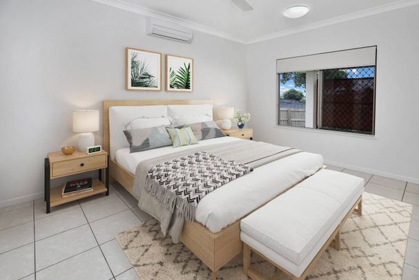 Five Bedrooms - Pool - Outdoor Kitchen - Solar - Double Garage Plus Carport - Photo 1