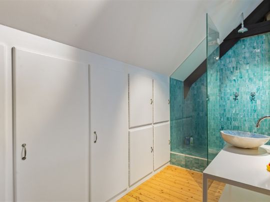 Instapklare en zeer centraal gelegen( deels gemeubelde) ruime herenwoning op 1498m2 met 5 SLK, garage & parktuin - Foto 1