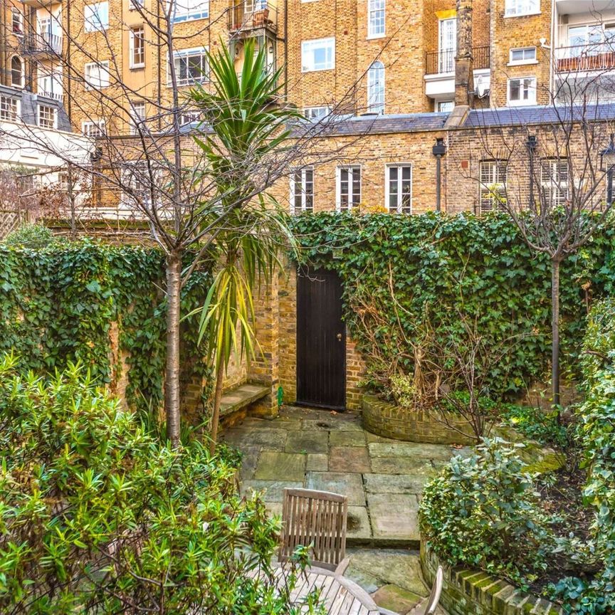 A beautiful family home with period features, a private garden and a double garage accessed from Minera Mews. - Photo 1