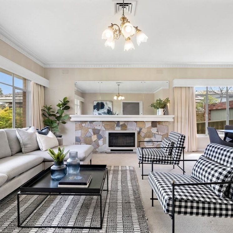 Spacious family home close to Chadstone SC - 6 month lease only - Photo 1
