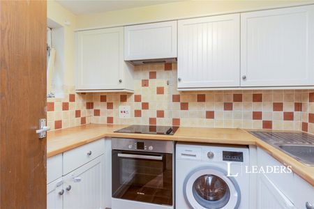 2 bedroom maisonette to rent Badgers Copse, BR6 - Photo 5