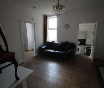 3 bedroom flat to rent - Photo 4