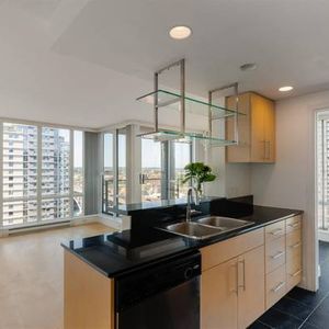 Beautiful 1 bedroom + large den + flex with view Yaletown - Photo 2