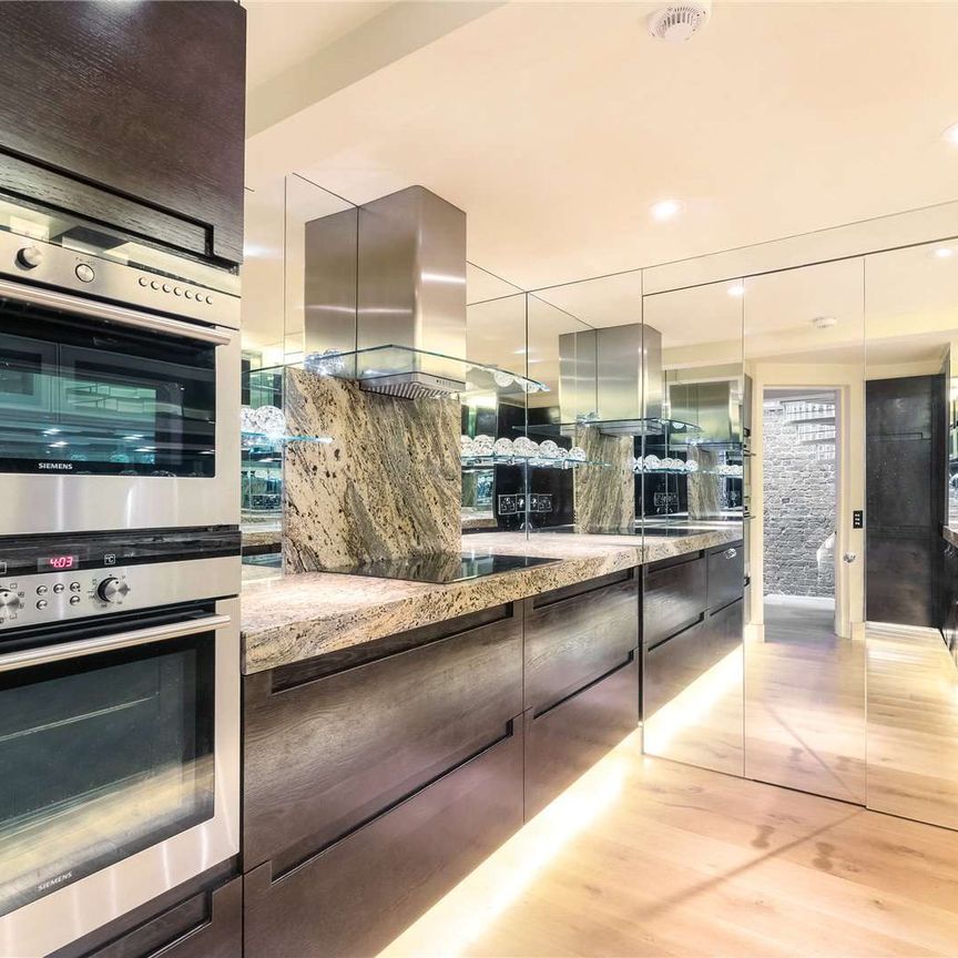 A luxurious three bedroom apartment in a contemporary loft style apartment befitting it's penthouse position, with two double bedrooms and one single bedroom on a private garden square. - Photo 1