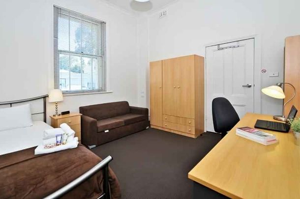 Room 2 (Non Ensuite) - Photo 1