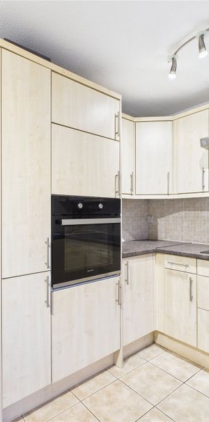 Centurion Close, Reading Centurion Close, Reading - Photo 2