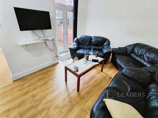 5 bedroom house to rent Ladybarn Road, M14 - Photo 1