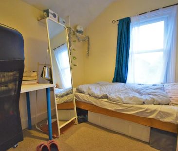 4 bedroom semi-detached house to rent - Photo 3