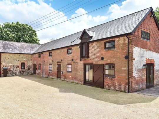 A well presented converted coach house boasting an idyllic rural location in the village of Trottiscliffe. - Photo 1