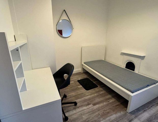 The Elms Room 2 (Double with single bed) - Photo 1