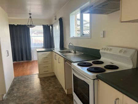3 bedroom Handy to Southmall - Photo 5