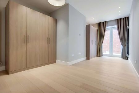 A recently refurbished three bedroom, three bathroom apartment situated in a luxury period property located on Fitzjohn's Avenue NW3. - Photo 2