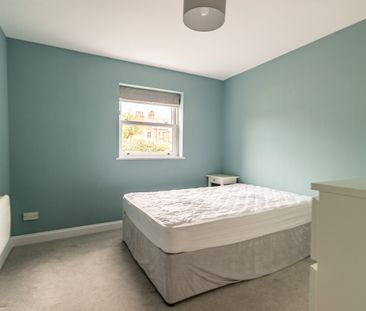 Available part-furnished now - Photo 3