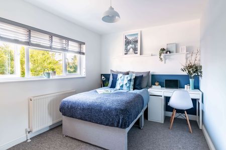 Amazing house share in Frimley for working professionals! Room 5 - Photo 4