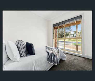 38 Anderson Rd, Sunbury, Vic 3429 - Photo 2