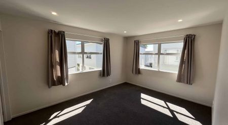 Modern Three-Bedroom Townhouse in Riccarton - Photo 3