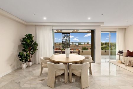 Glamorous Brand New Apartment With Water Views - Photo 3