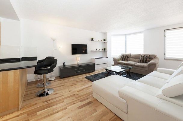 Spacieux appartement de deux chambres entièrement meublé,situé au cœur du centre-ville de Montréal - Photo 1