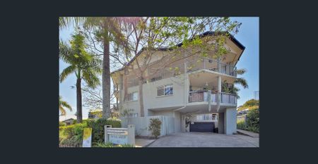 Prestigious 2-Bedroom Residence with Courtyard in Prime Yeronga Location - Photo 2