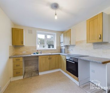 2 bed flat to rent in Kings Road, Chatham, ME5 - Photo 3