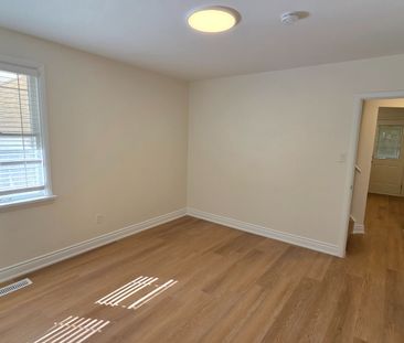 For Lease - 143 Elgin Crescent, Waterloo, Ontario - Photo 3