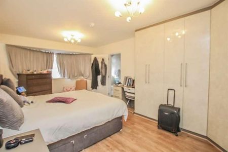 Queens Way, Hendon, NW4 - Photo 2