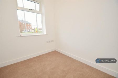 3 bedroom semi-detached house to rent - Photo 2